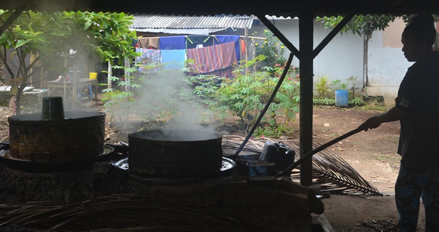 LAMA: Nira yang berupa cairan dimasak selama beberapa jam dengan tungku kayu, kemudian nanti menghasilkan gula kelapa berwarna cokelat.