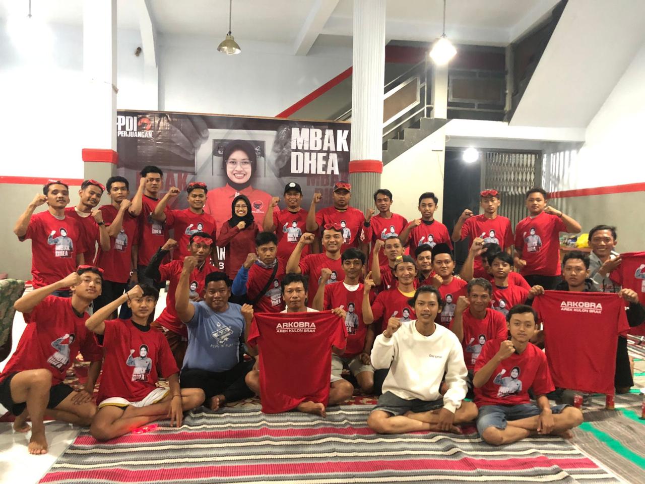 DUKUNGAN: Dhea Sartika bersama para relawan di posko kemenangan, Desa Sambimulyo, Kecamatan Bangorejo.