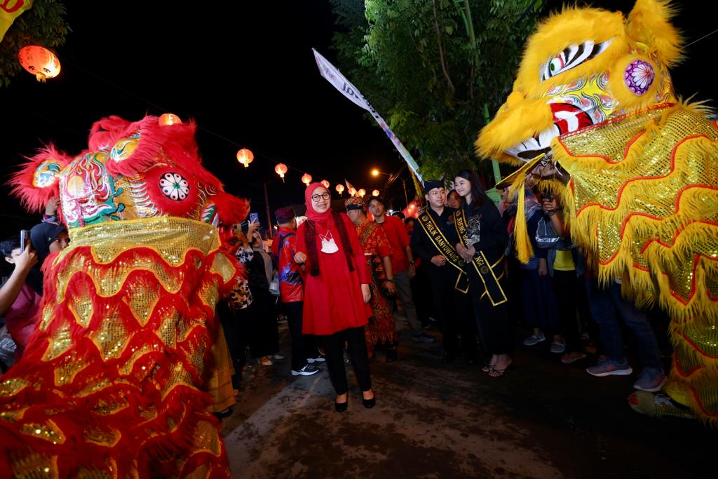 HARMONI ANTARSUKU: Bupati Ipuk Fiestiandani saat menghadiri Festival Imlek di kawasan TITD Hoo Tong Bio Banyuwangi tahun lalu.