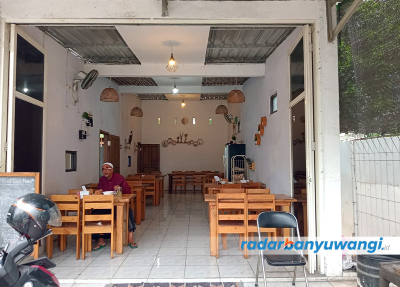Bangunan Warung Sate Cairo tampak sederhana tapi nyaman.