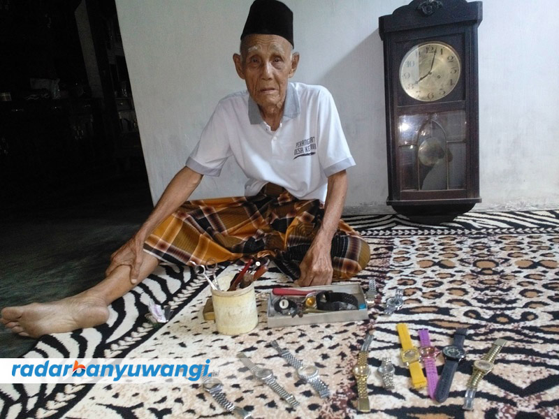 KENANGAN: Almarhum Badawi semasa hidup mengabdikan diri memperbaiki lonceng di Dusun Kedungliwung, Desa Kemiri, Singojuruh, Banyuwangi.