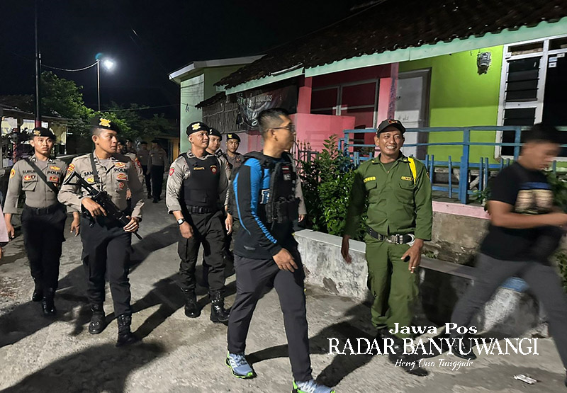 Kapolres Situbondo AKBP Dwi Sumrahadi bersama anggota sidak judi cap jiki di eks lokalisasi Gunung Sampan, Desa Kotakan, Kecamatan/ Situbondo, Jumat lalu (23/2).