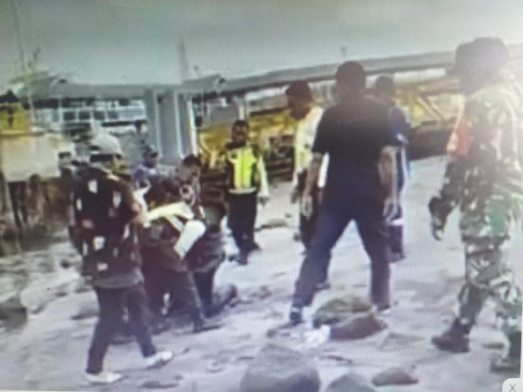 NEKAT LONCAT: Aparat gabungan di Pelabuhan Gilimanuk mengamankan satu dari dua pelaku curanmor yang nekat loncat dari kapal ferry