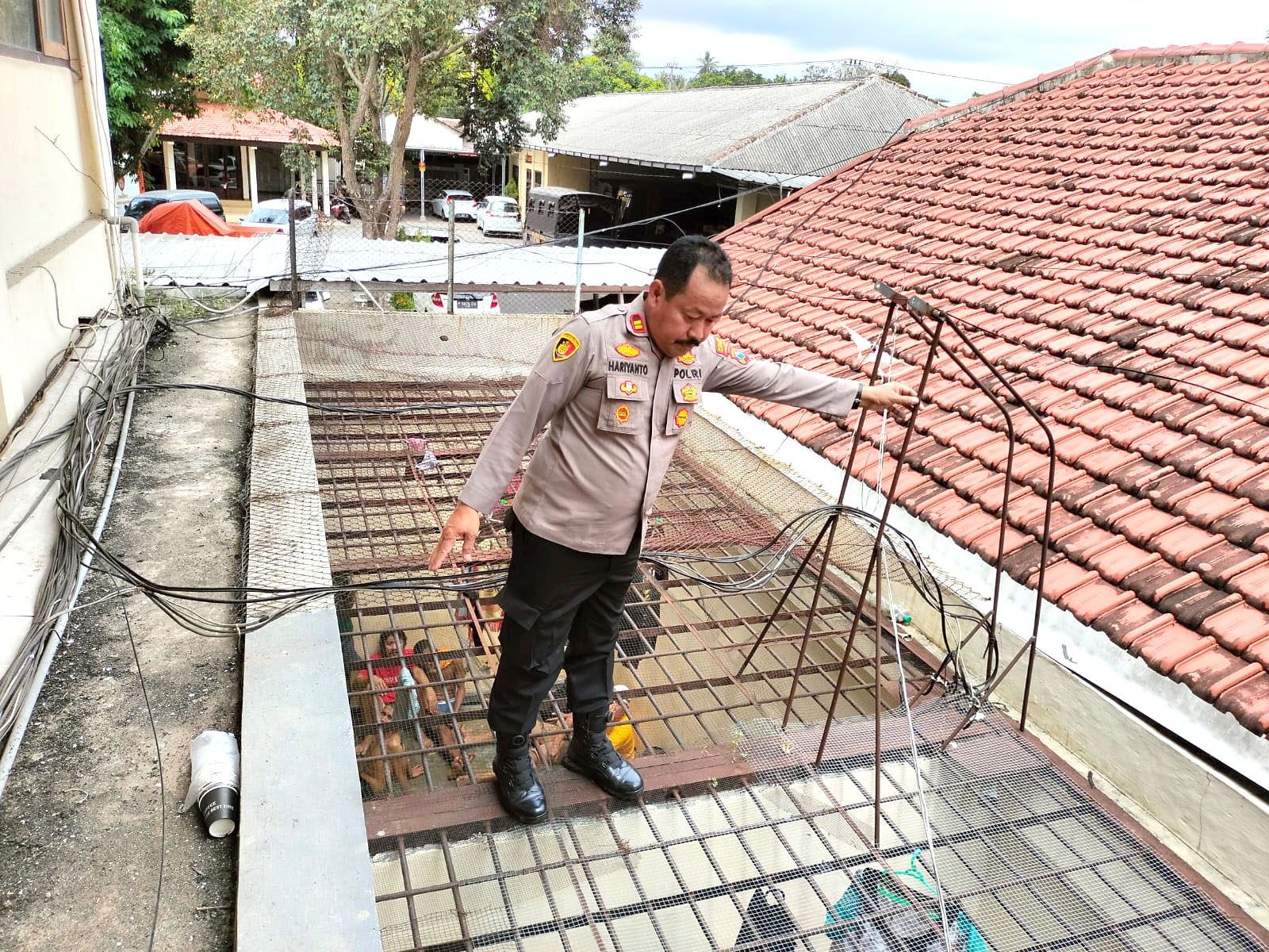 CEK: Kasat Tahti Polresta Banyuwangi Iptu Hariyanto memeriksa atap ruang tahanan Mapolresta Banyuwangi Minggu (25/2).