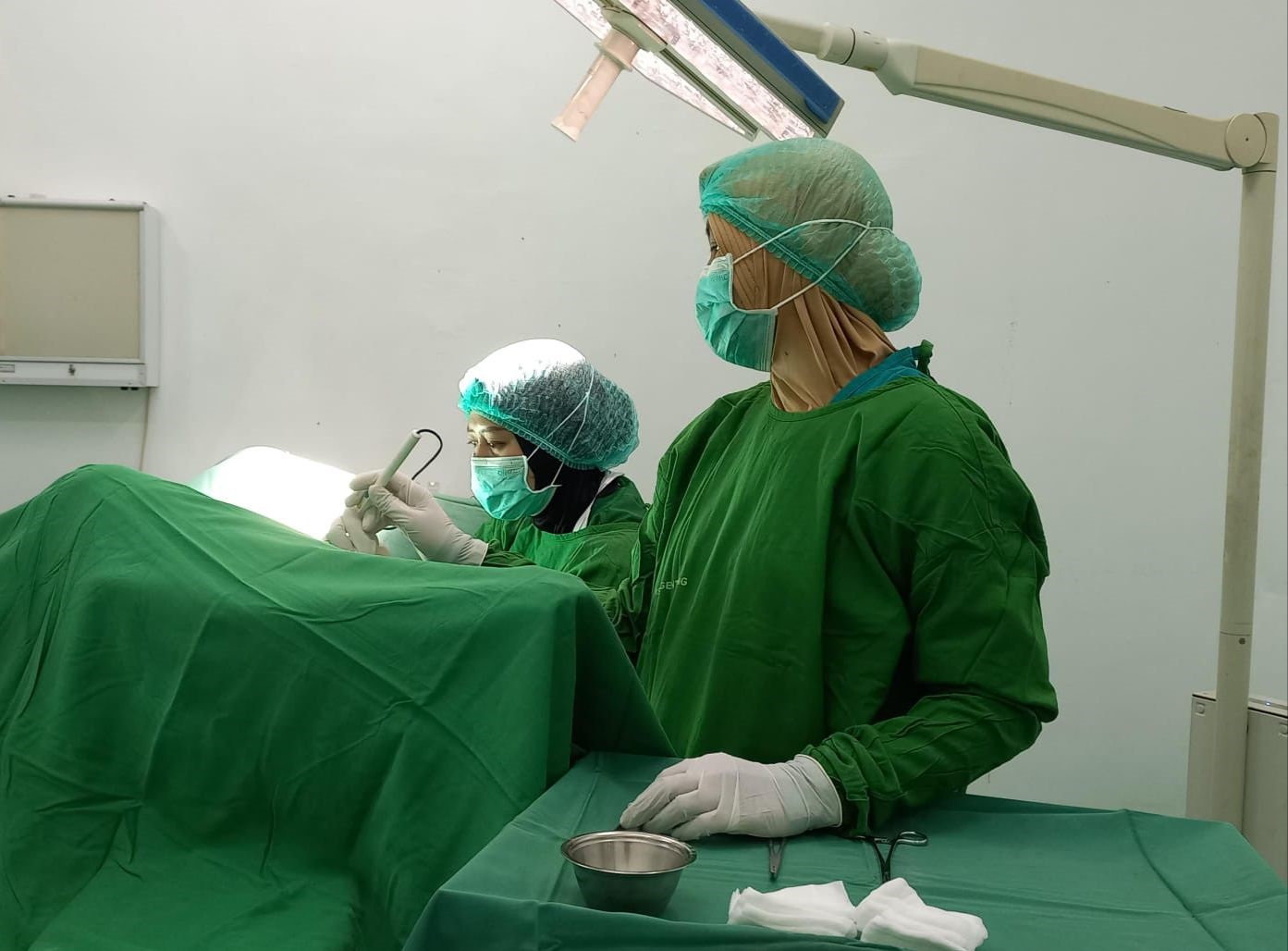 SEHAT: Petugas sedang mempersiapkan pelayanan pemeriksaan kanker mulut Rahim di Poli Kandungan RSUD Genteng.