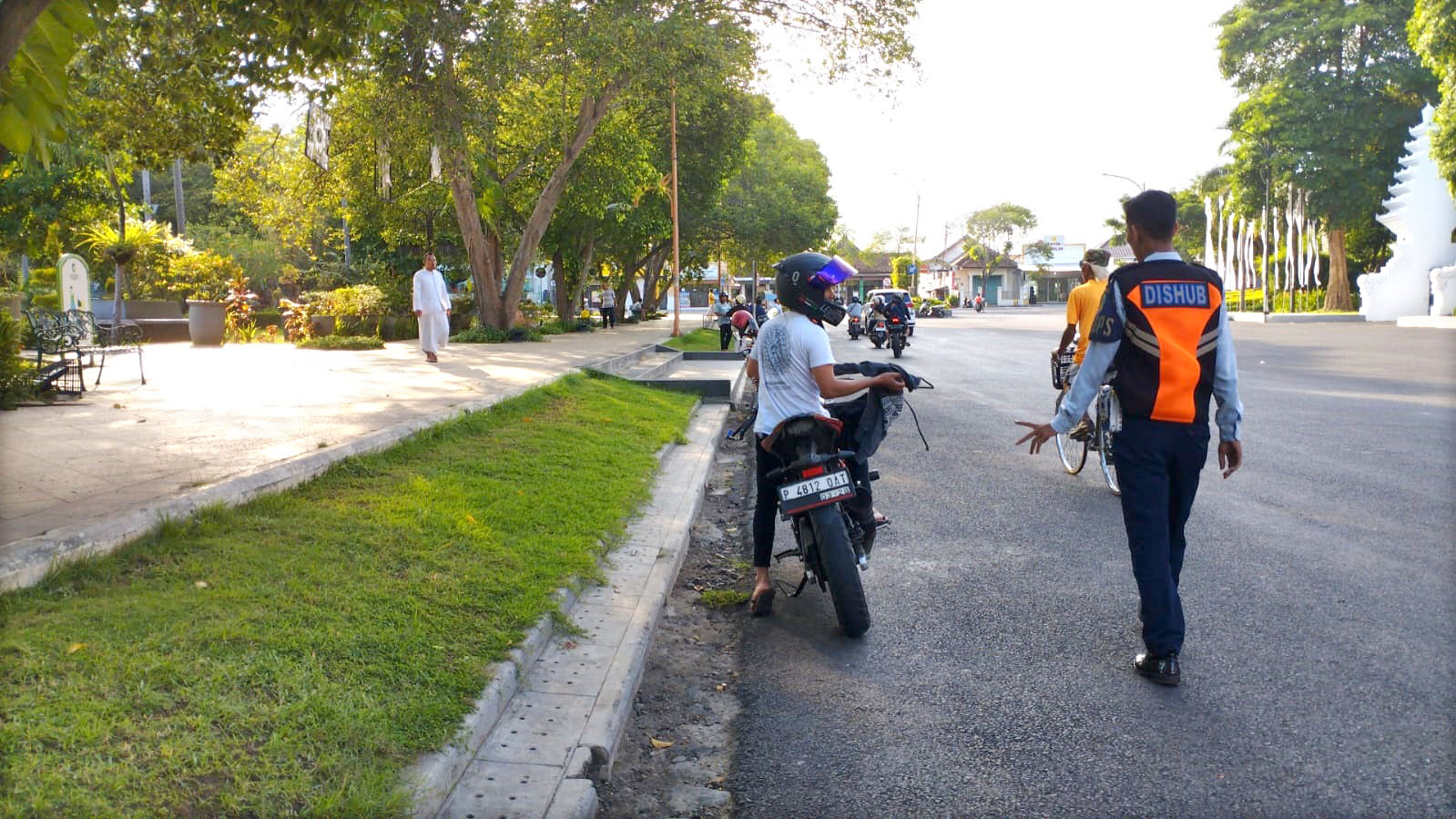 MELANGGAR ATURAN: Petugas Dishub Banyuwangi menertibkan kendaraan yang parkir sembarangan di kawasan Taman Sritanjung Banyuwangi Senin (26/2).