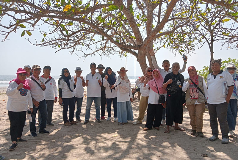 Wisatawan domestik tampak ramai di kawasan Pantai Triangulasi, Taman Nasional Alas Purwo saat liburan weekend.