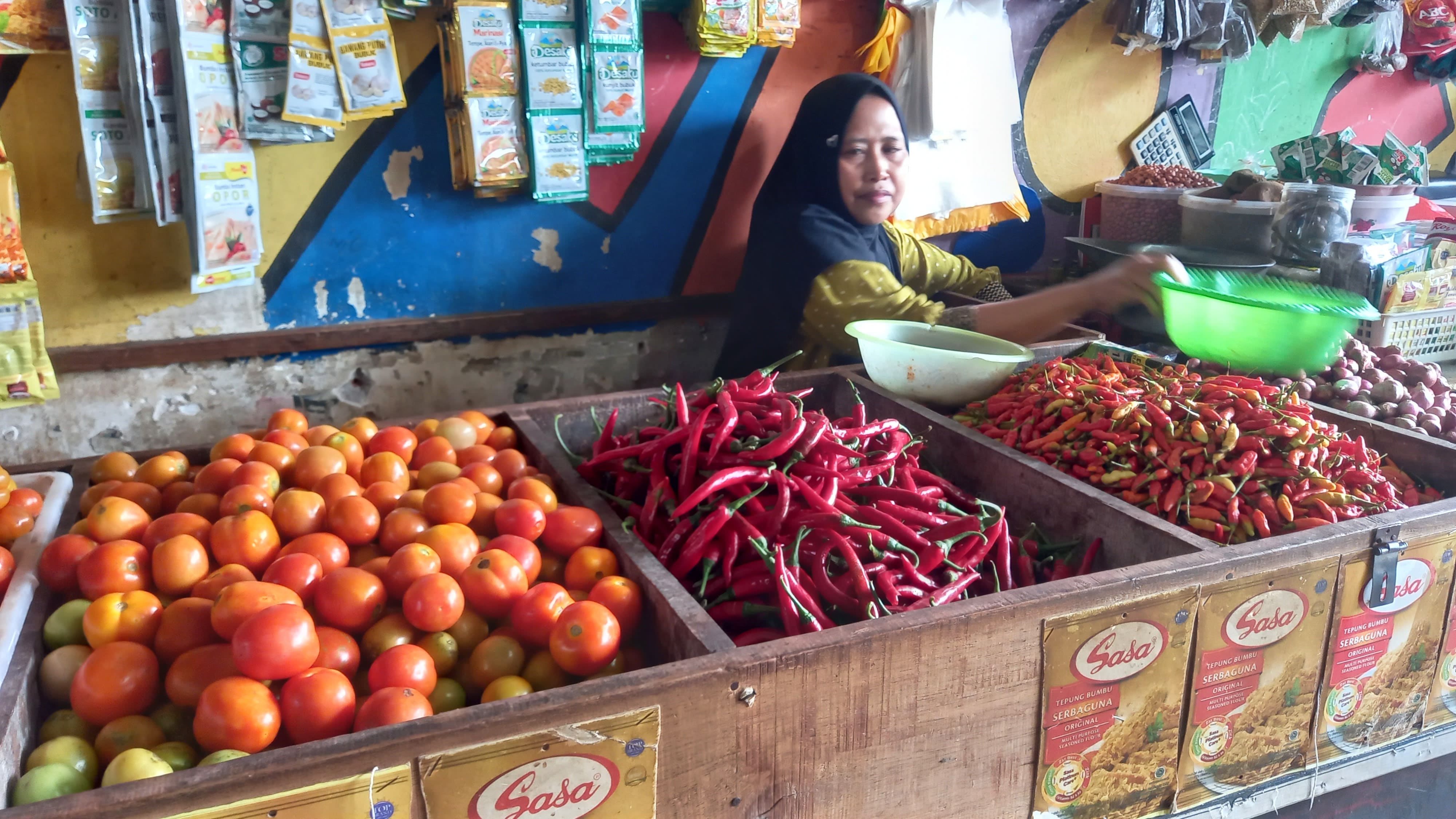 SEPI: Salah satu pedagang di Pasar Banyuwangi mengeluhkan omzet penjualannya yang terus menurun akibat kenaikan harga sembako Selasa (27/2).