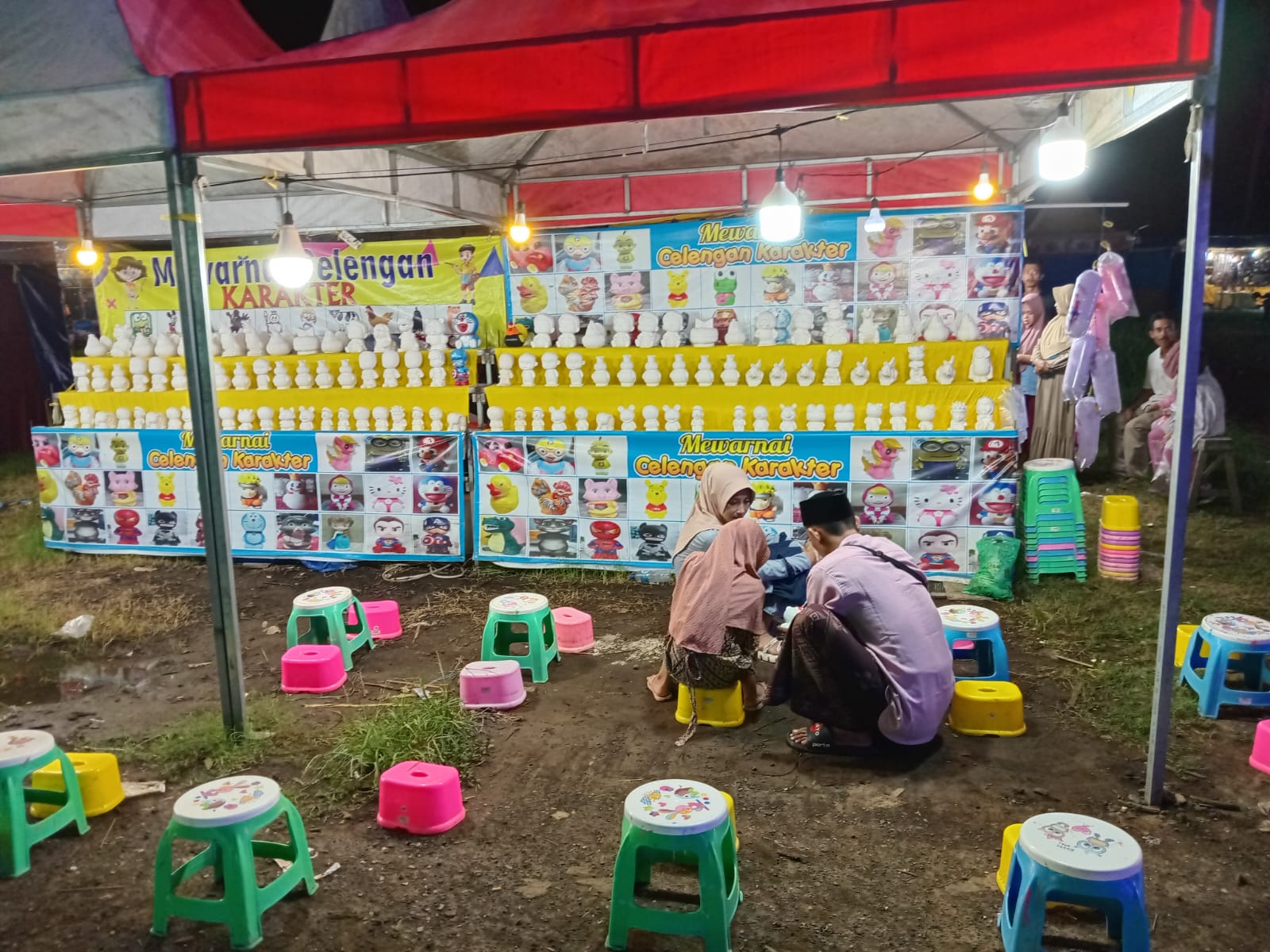 Stand mewarnai celengan bisa menjadi wahana edukasi kreativitas bagi anak-anak. (Irwan/RadarBanyuwangi.id)