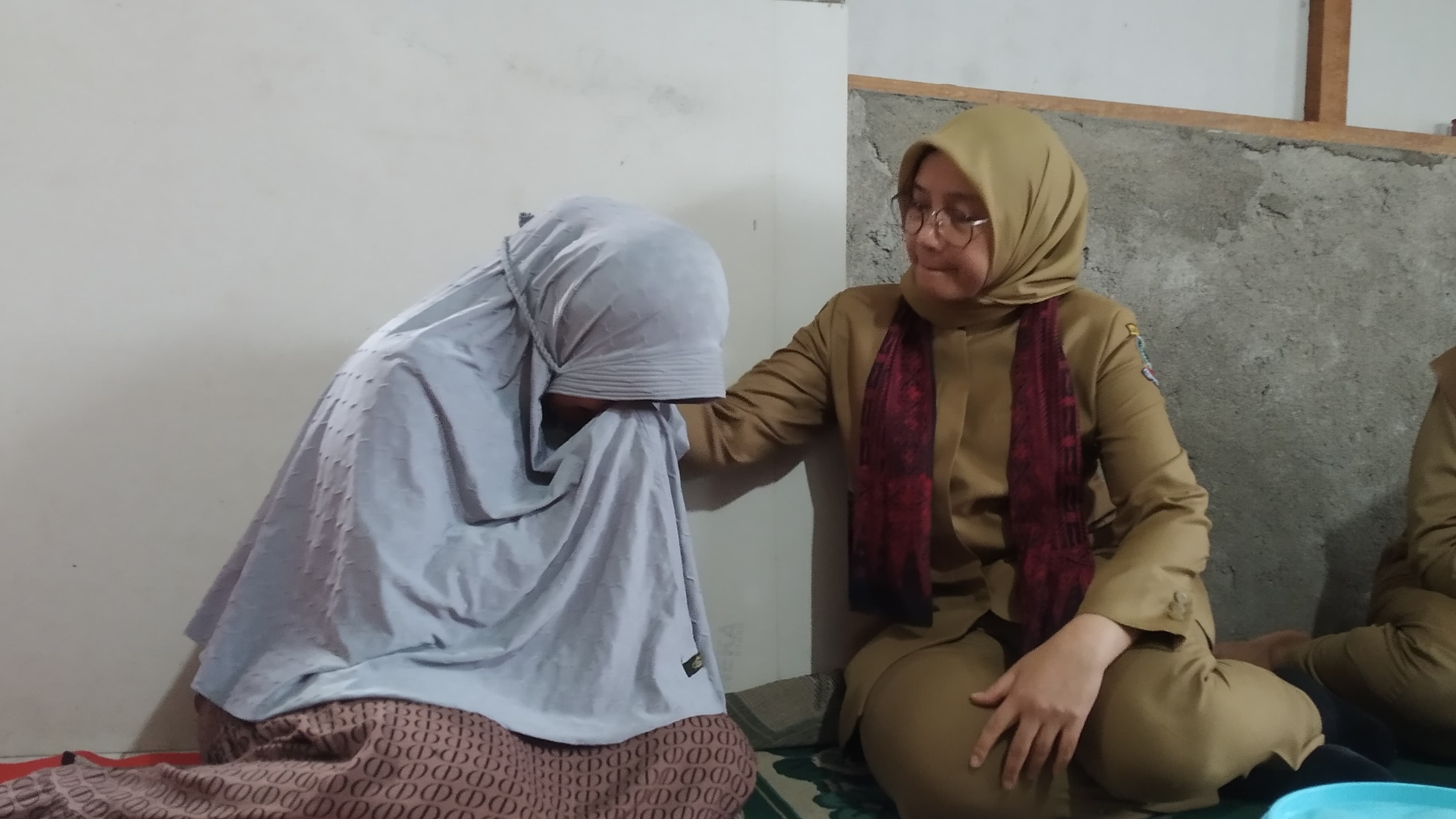 TURUT BERDUKA: Bupati Ipuk menenangkan Suyanti yang telah kehilangan anaknya di rumah korban Dusun Kendenglembu, Desa Karangharjo, Kecamatan Glenmore, Selasa (27/2).