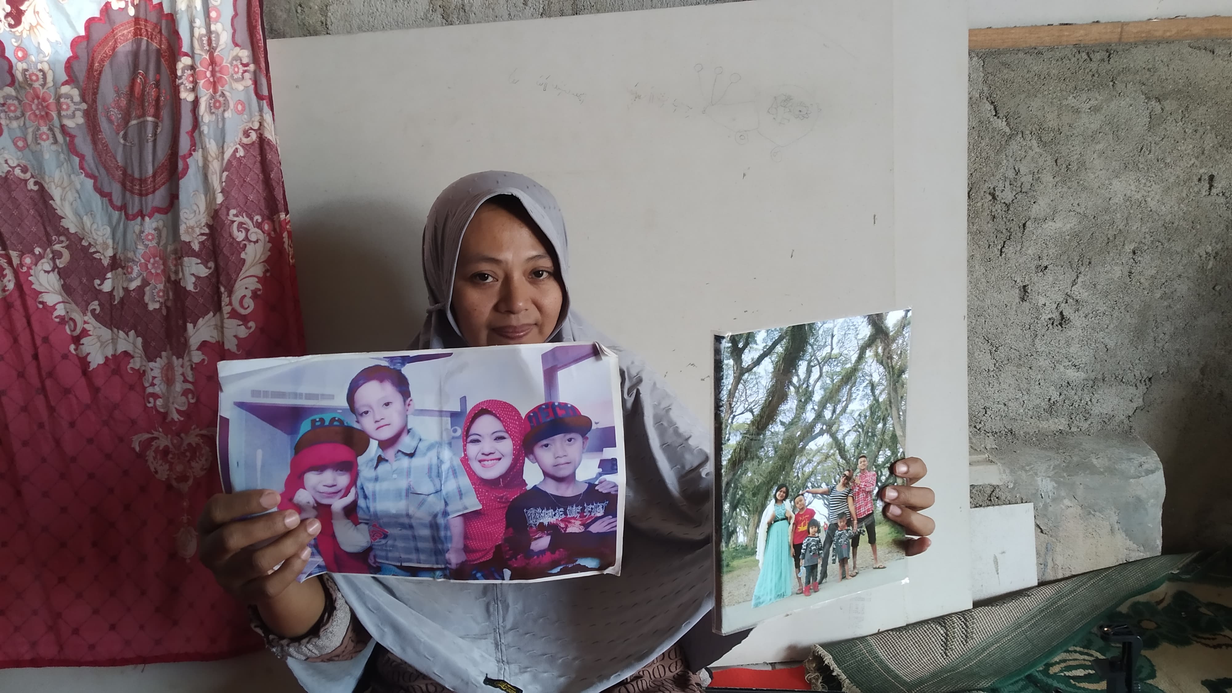 KENANGAN: Suyanti menunjukkan foto Bintang Balqis Maulana di rumahnya di Dusun Kendenglembu, Desa Karangharjo, Kecamatan Glenmore, Selasa (27/2).