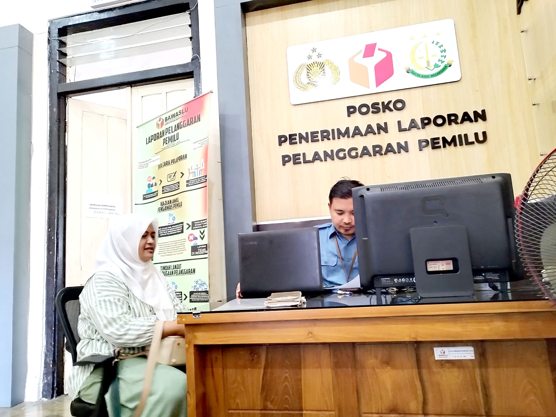 DATANG LANGSUNG: Caleg Partai Demokrat Yunieta Nurcahyani Indrasari melapor ke Bawaslu Banyuwangi Selasa (27/2).