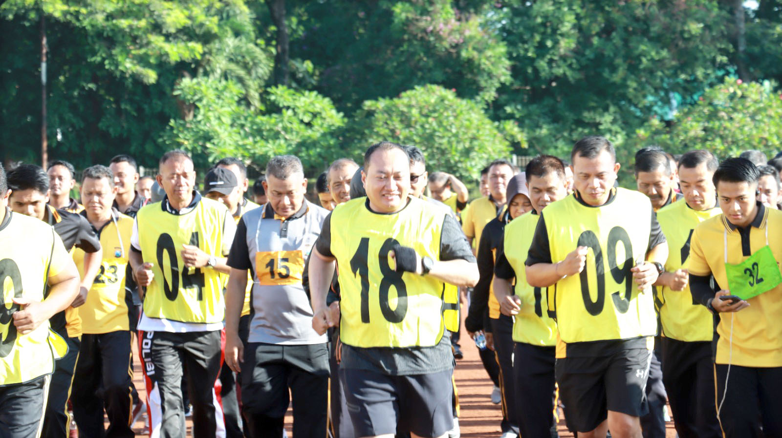 TES: Ratusan personel Polresta Banyuwangi menjalani peningkatan kesamaptaan jasmani di GOR Tawangalun Banyuwangi Selasa (27/2).