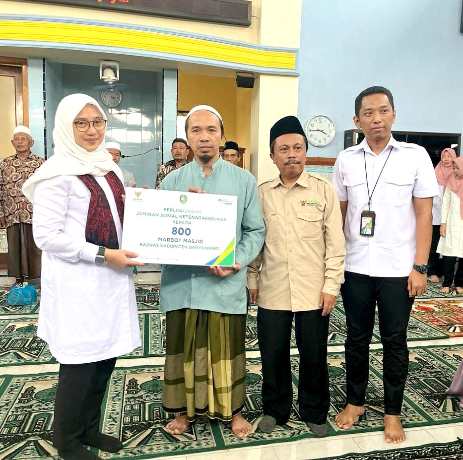 SIMBOLIS: Bupati Ipuk Fiestiandani didampingi Ketua Baznas H Lukman Hakim (dua dari kanan) secara simbolis memberikan bantuan BPJS Ketenagakerjaan kepada 800 marbot masjid Rabu (28/2).