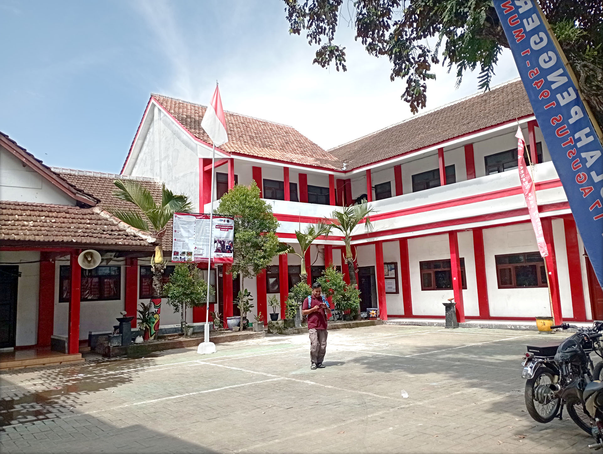 LENGANG: Gedung SMP 17 Agustus 1945 Muncar yang diduga terjadi pengeroyokan salah satu siswa kelas 8 tampak sepi Rabu (28/2).