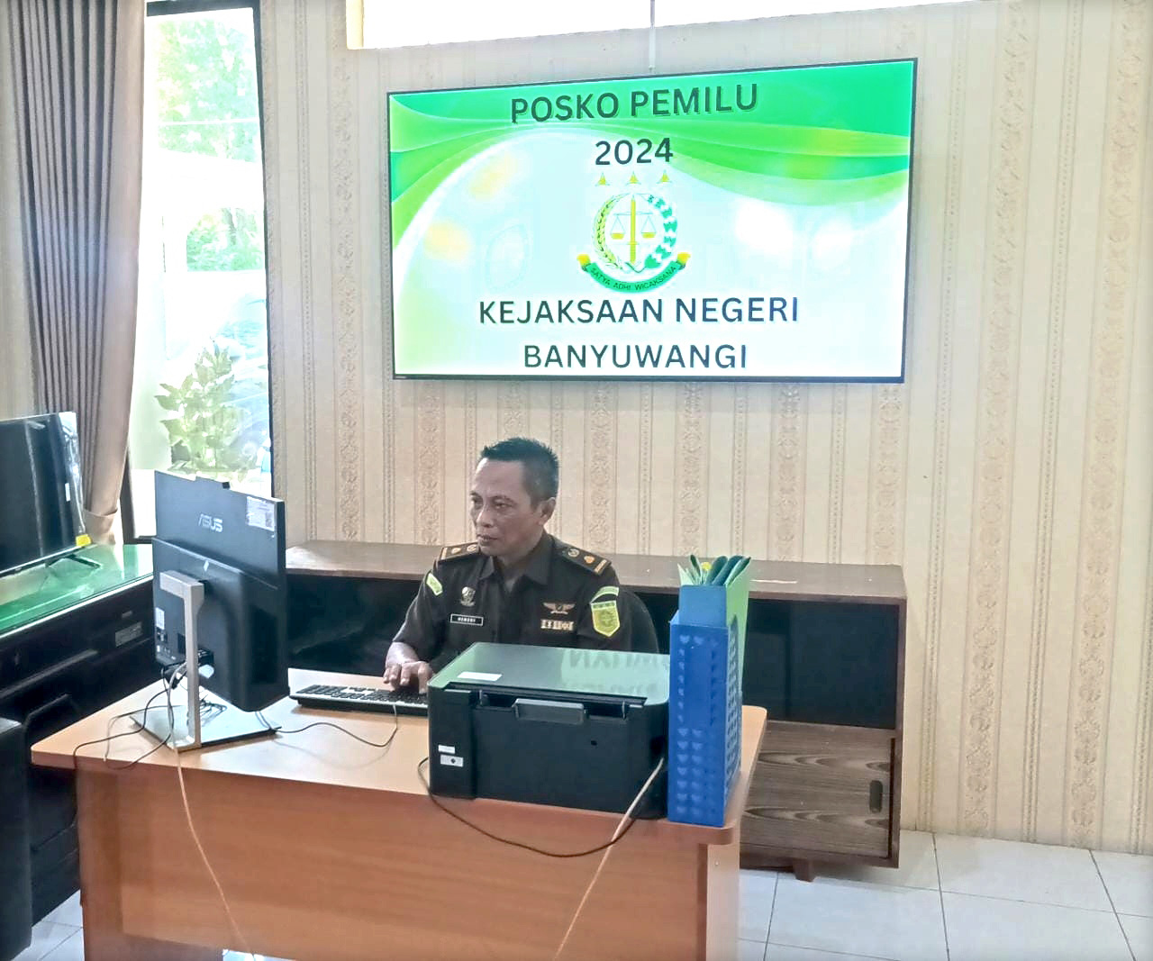 STAND BY: Sejumlah jaksa tetap siaga di Posko Pemilu Kejari Banyuwangi Rabu (28/2).