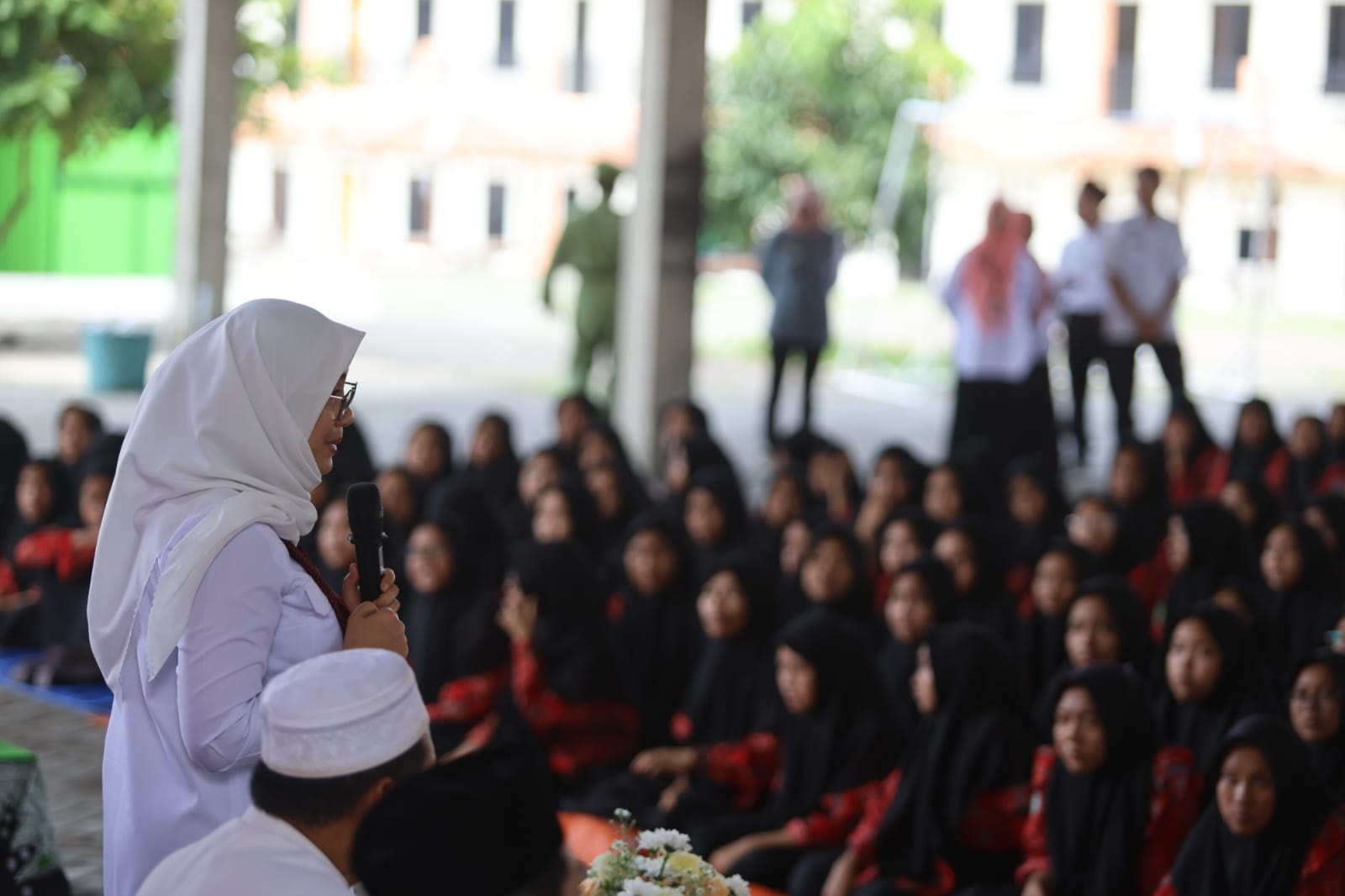 CEGAH PERUNDUNGAN: Bupati Ipuk mengajak para santri Ponpes Amanatullah, Desa Wringinagung, Kecamatan Gambiran, untuk menjadi duta anti-bullying. Pertemuan antara Ipuk dan para santri tersebut terjadi