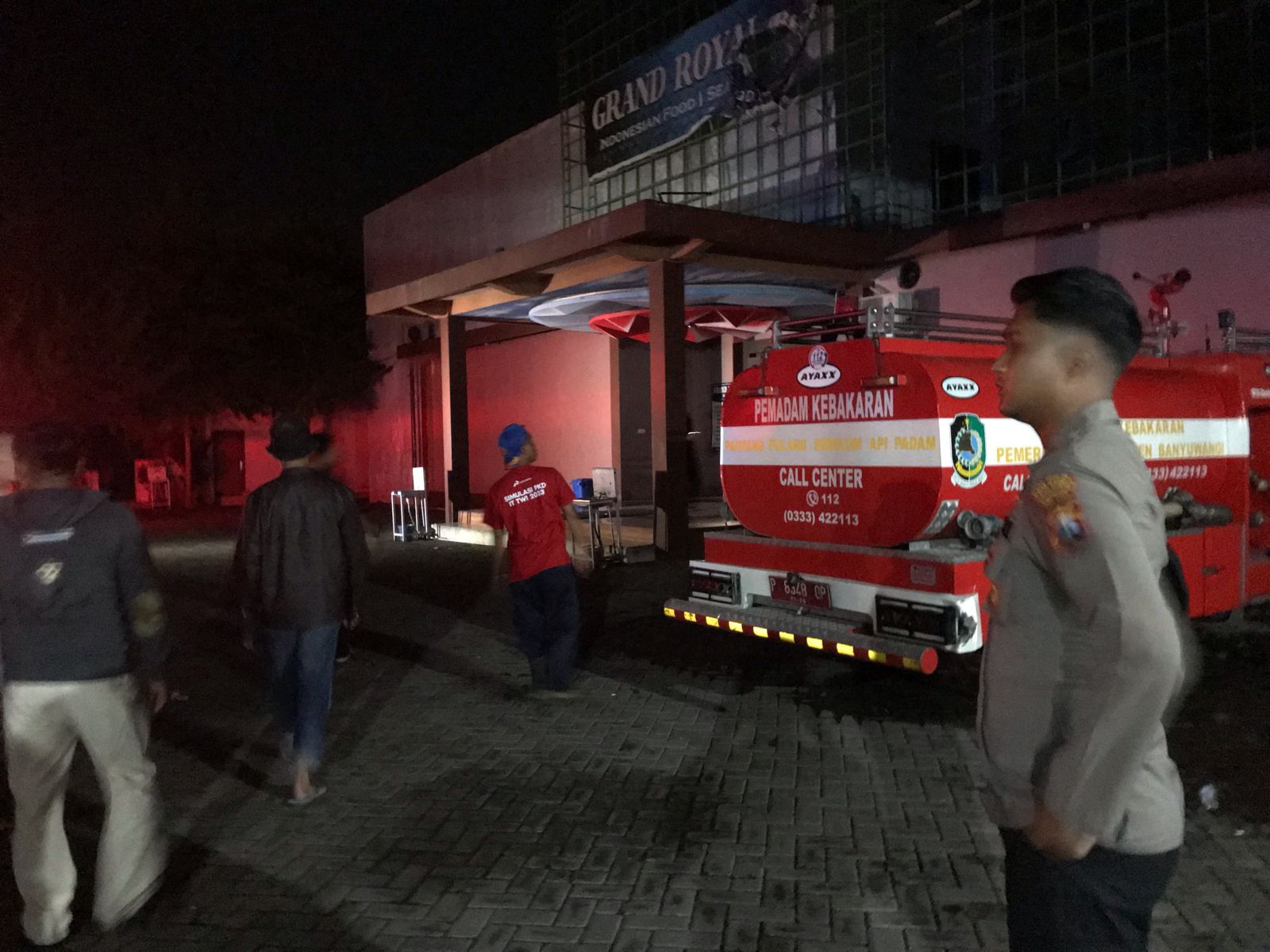 KERAHKAN MOBIL DAMKAR: Petugas Damkarmat dari Sektor Genteng dan Srono memadamkan api yang membakar tempat karaoke Grand Royal di Gambiran, pukul 00.30, Kamis dini hari (1/3)