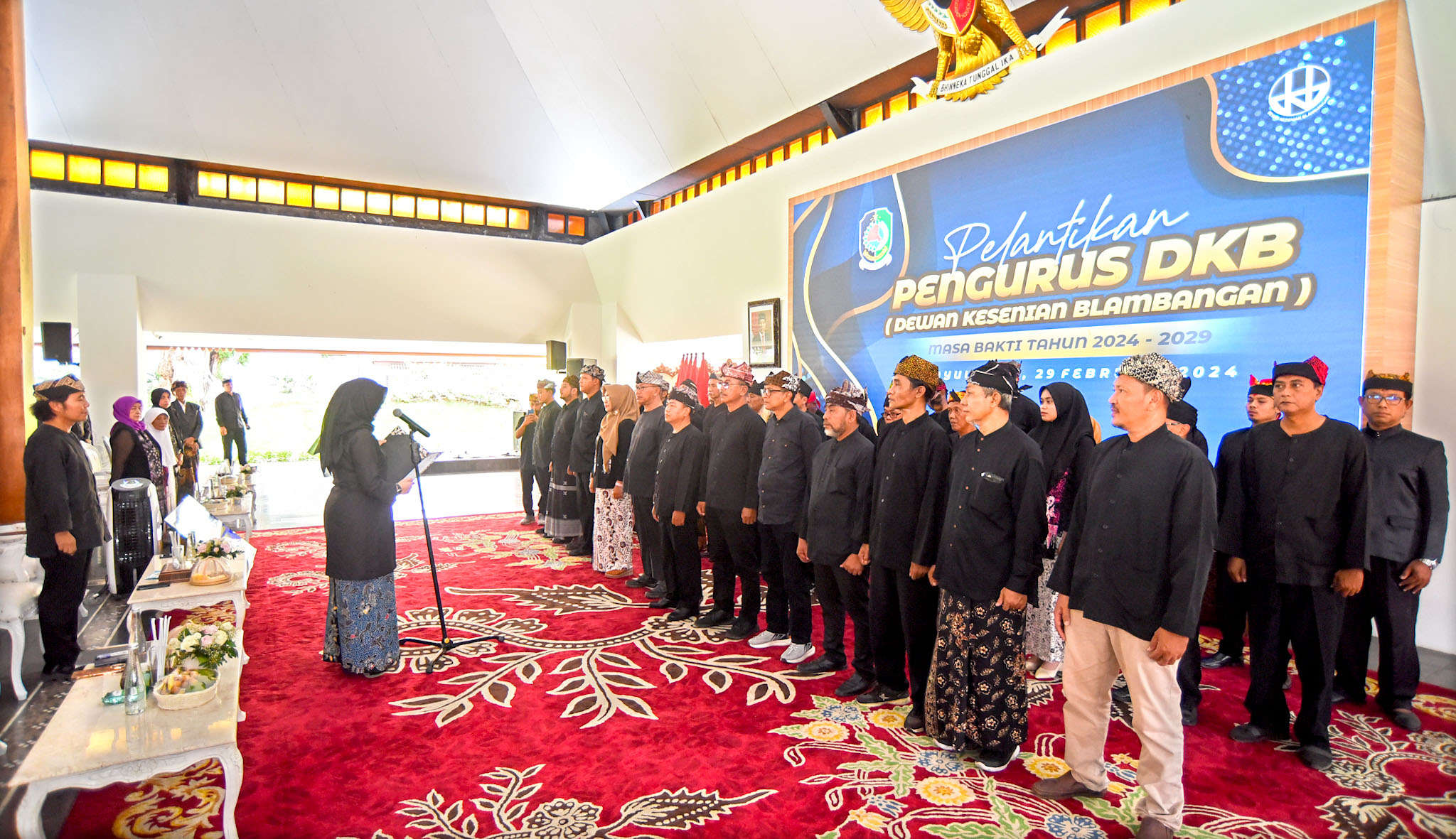 ESTAFET KEPENGURUSAN: Bupati Ipuk Fiestiandani memimpin prosesi pelantikan ketua dan jajaran pengurus DKB masa bakti 2024&ndash;2029 di Pendapa Sabha Swagata Blambangan Kamis (29/2).