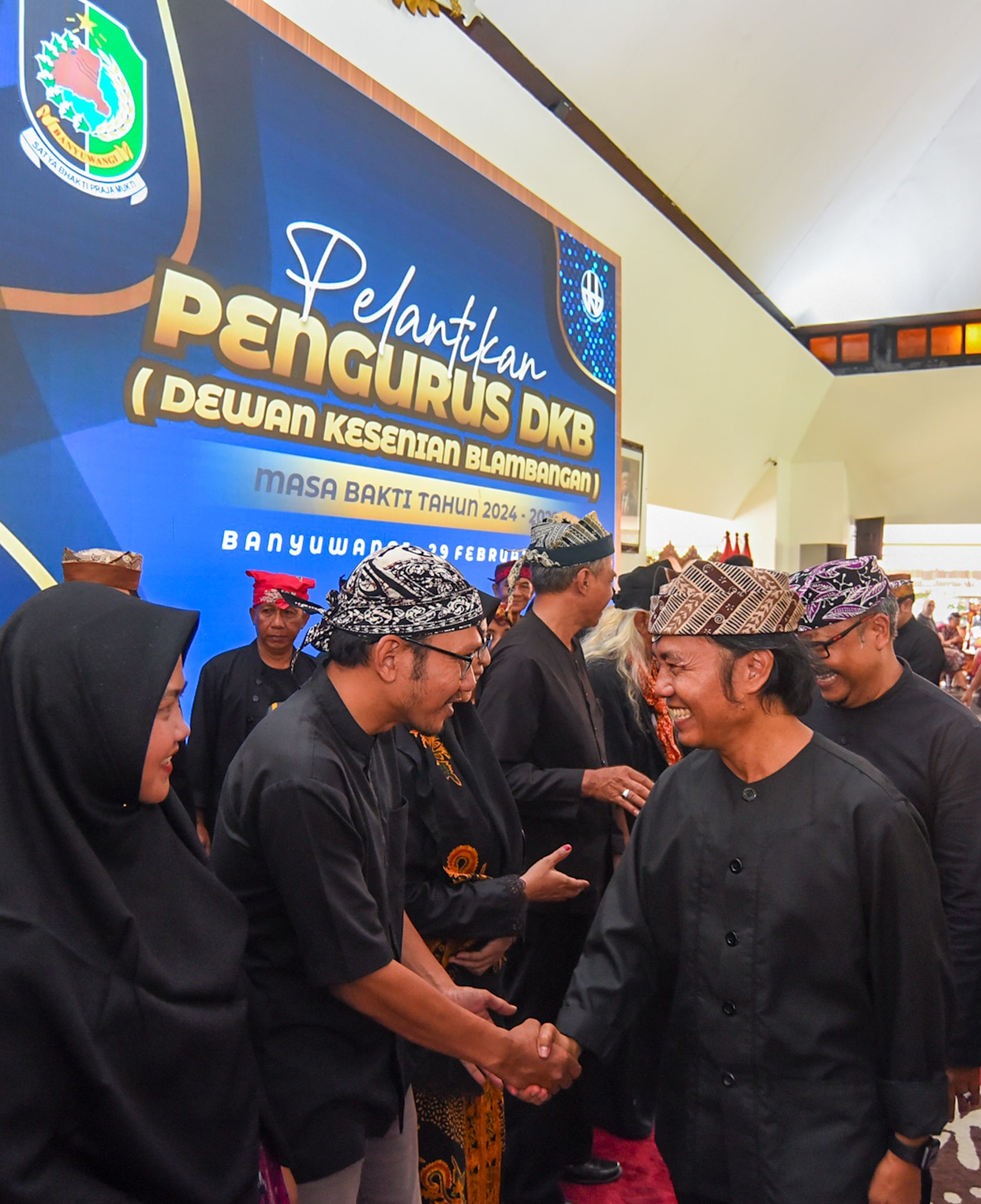 WAYAHE TANDANG: Ketua Dewan Pengarah DKB Samsudin Adlawi turut memberikan ucapan selamat kepadfa pengurus DKB Banyuwangi yang baru saja dilantik