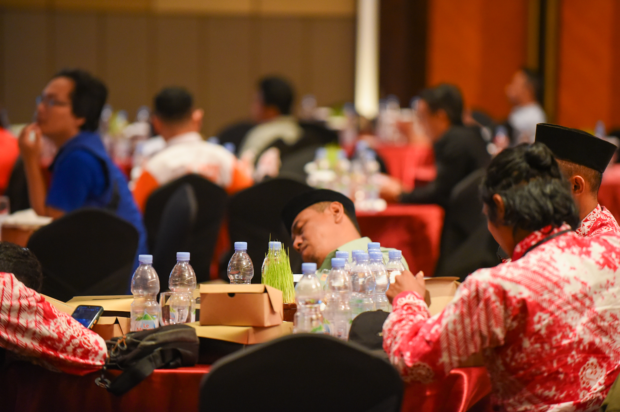 KELELAHAN: Salah seorang anggota PPK sampai tertidur saay menunggu giliran dipanggil KPU untuk memaparkan hasil rekapitulasi suara pemilu di ballroom El Hotel Banyuwangi Kamis (29/2).