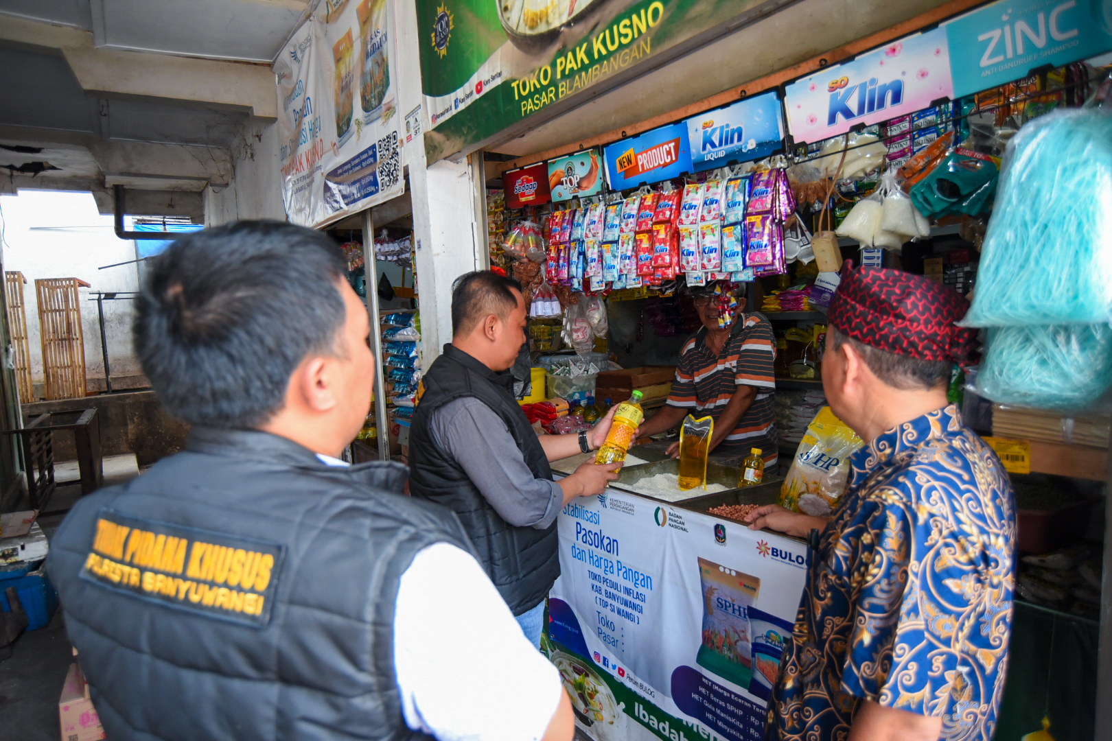 BLUSUKAN KE PASAR: Kanit Tindak Pidana Khusus Polresta Banyuwangi Iptu Didik Haryono didampingi Kabid Perdagangan Diskop-UMP Agustinus mengecek harga minyak goreng di Pasar Blambangan Jumat (1/3).