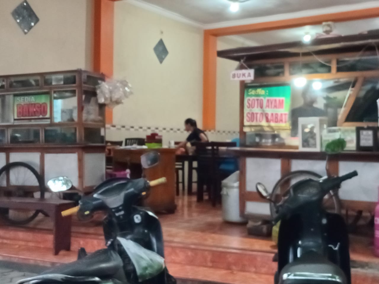 Warung soto Pak Slamet di barat simpang lima Kota Banyuwangi.