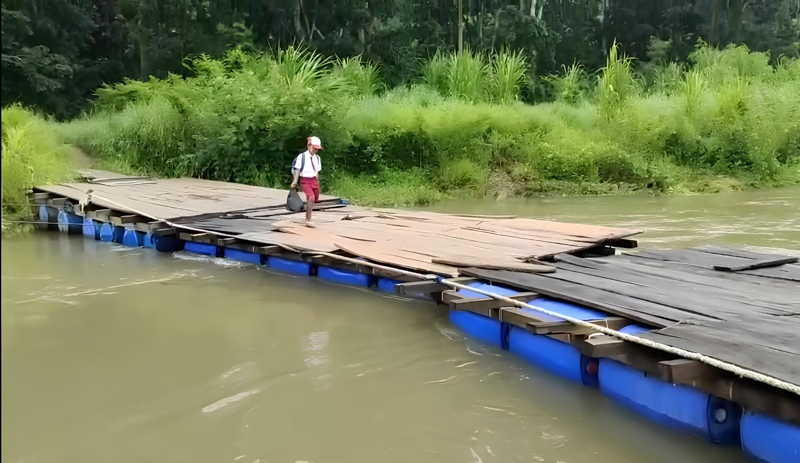 SASAK KAMBANG: Penghubung inilah yang menjadi lintasan menuju sekolah dari rumah tempat tinggal.