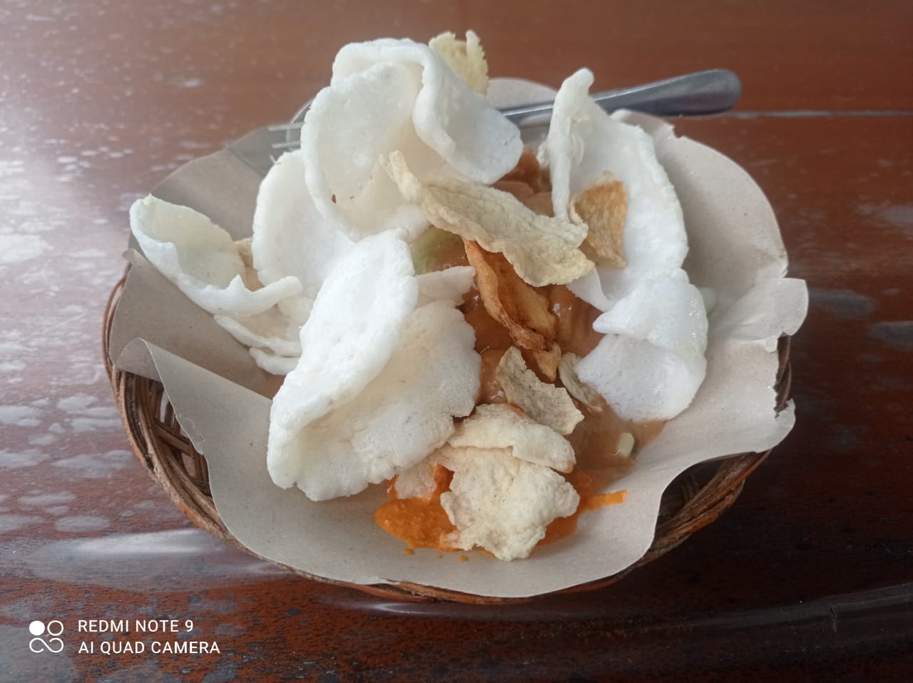 Gado-gado disajikan dalam piring lidi ketika dimakan di tempat.