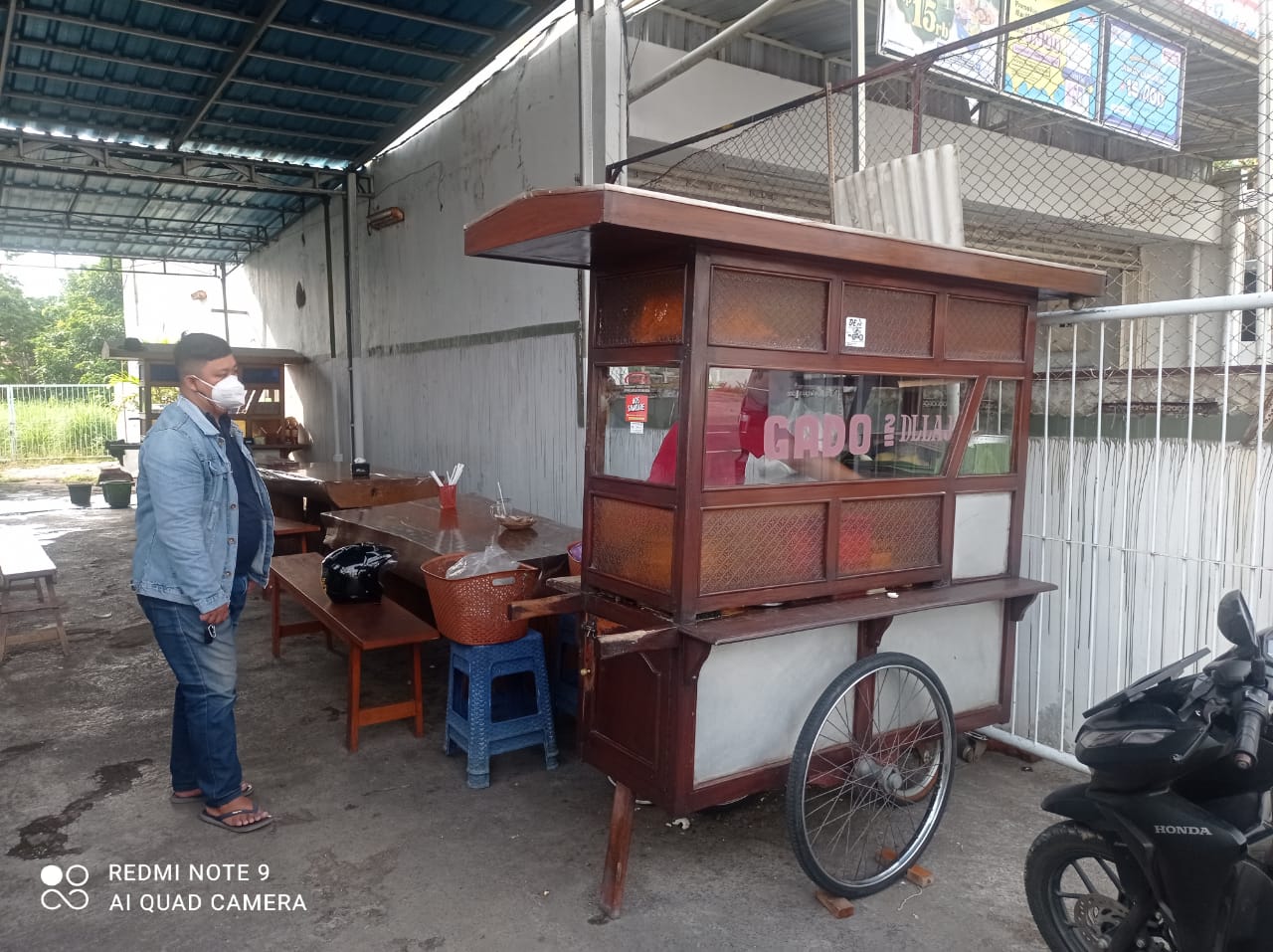 Warung gado-gado LLAJ di Jalan Ahmad Yani Banyuwangi.