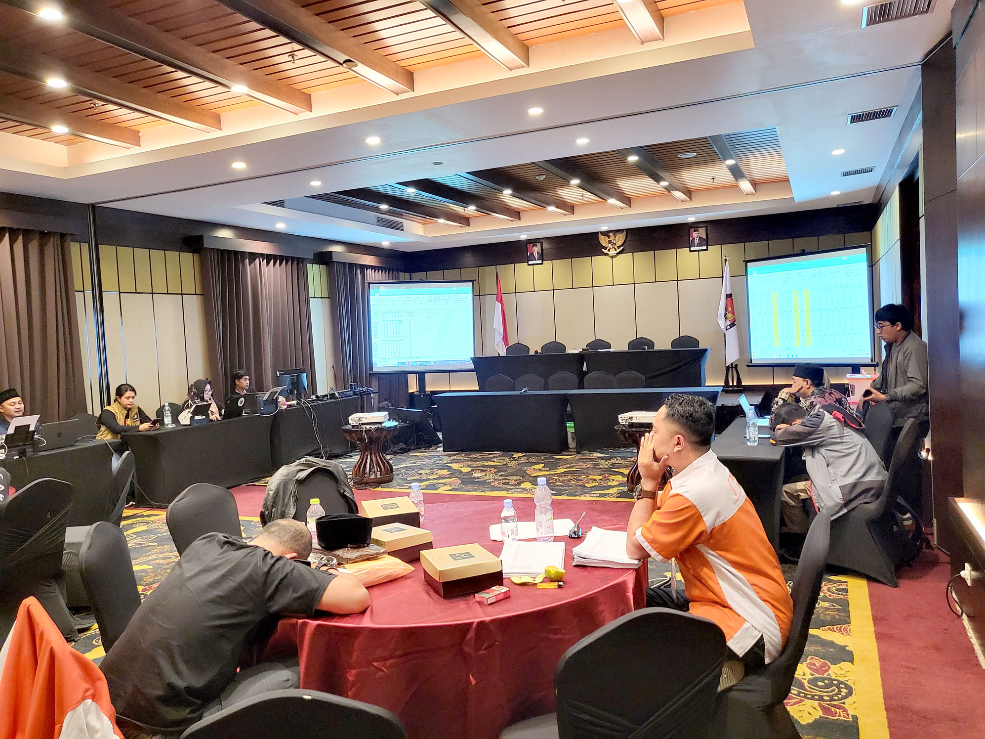 PINDAH KAMAR: Proses rekapitulasi tingkat kabupaten berpindah dari ballroom ke meeting room El Hotel Banyuwangi Minggu (3/3).