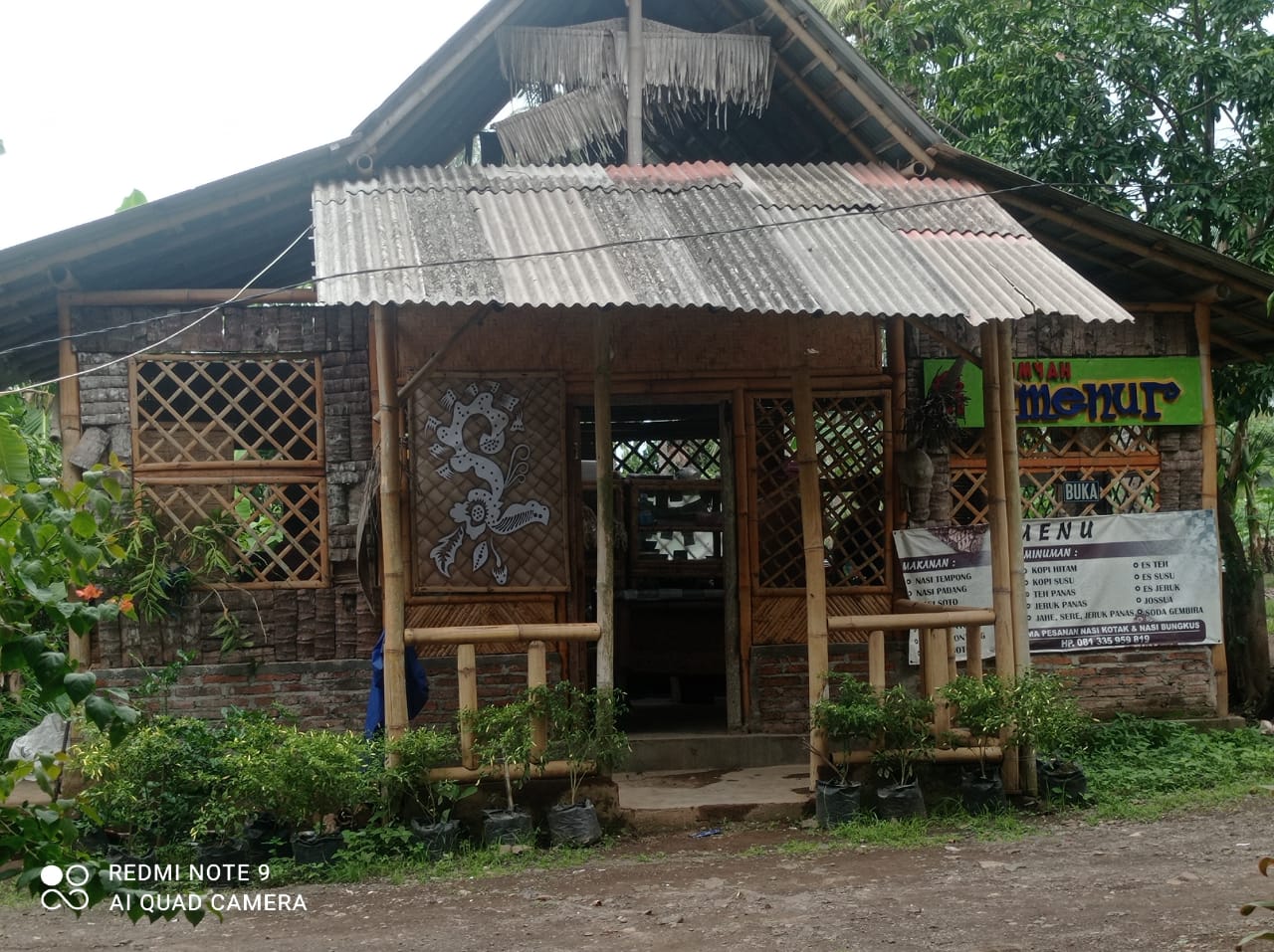 Warung Umyah Menur di tengah kebun yang sejuk di Dusun Pancoran, Desa Banjarsari, Kecamatan Glagah, Banyuwangi.