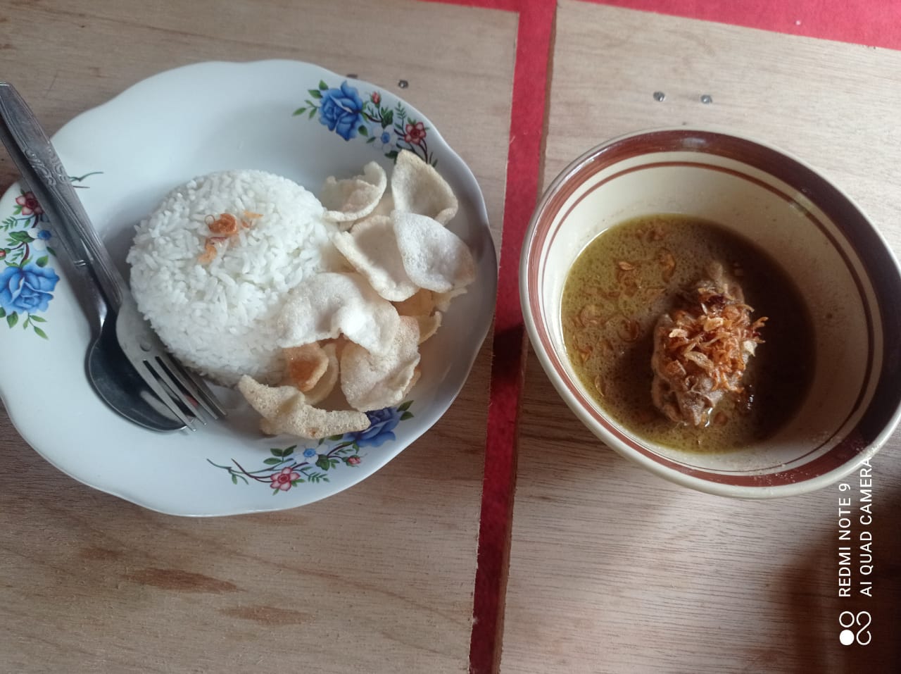 Menu lontong ayam lodho bisa diganti nasi yang disajikan terpisah dengan kuah ayam lodhonya.
