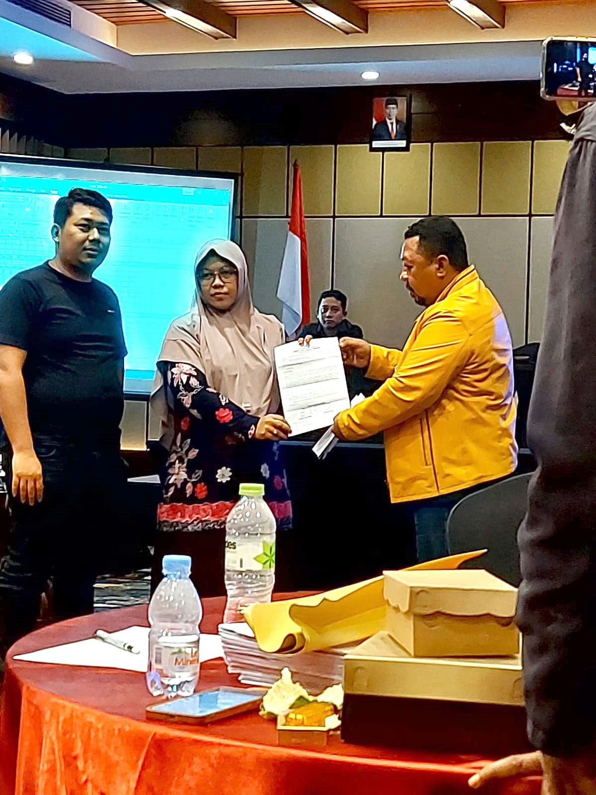 AKUI BANYAK KECURANGAN: Ketua Partai Hanura Basuki Rachmad menyerahkan surat penolakan hasil rekapitulasi kepada Ketua KPU Dwi Anggraini Rahman.