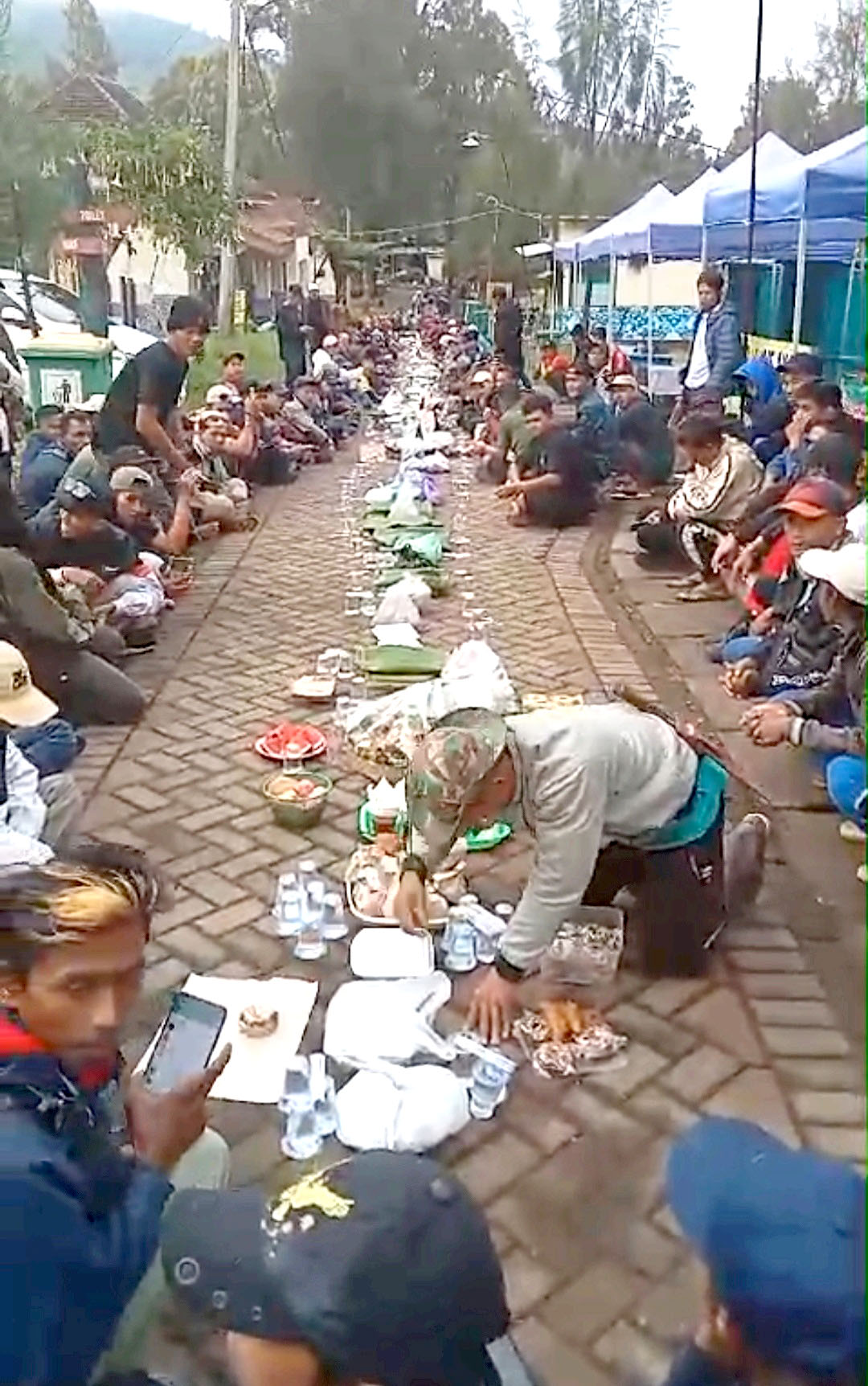 GUYUB RUKUN: Sejumlah pelaku wisata menggelar acara makan bersama di sepanjang jalan masuk TWA Ijen Minggu (3/3).