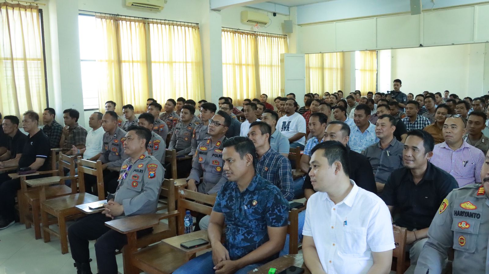 UJIAN: Ratusan personel Polresta menjalani pemeriksaan psikologi kolektif di aula Universitas PGRI Banyuwangi Minggu (3/3).