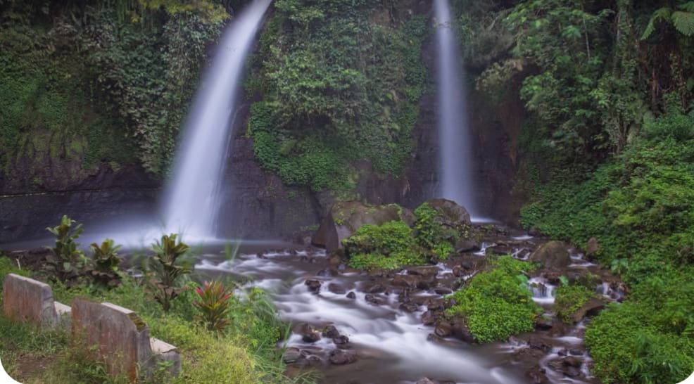 Air terjun Tirto Kemanten tampak ada dua lokasi berdampingan.