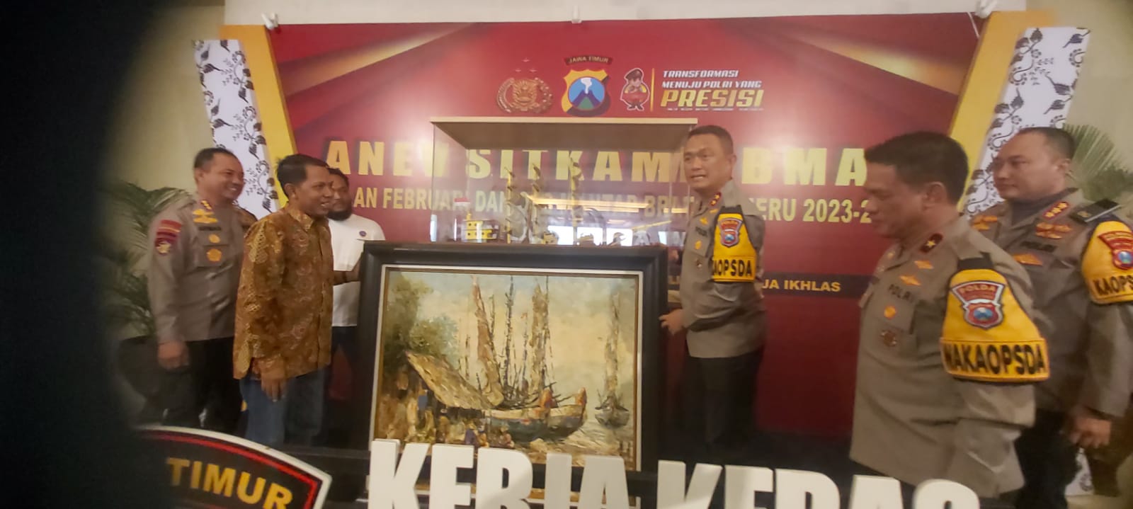 KENANG-KENANGAN: Kapolda Jatim Irjen Pol Imam Sugianto didampingi Wakapolda Brigjen Akhmad Yusep Gunawan dan Kapolresta Kombsepol Nanang Haryono menerima cenderamata berupa lukisan karya Mozes Misdy S