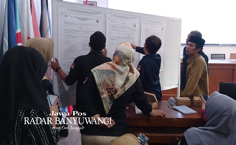 Sejumlah tim sukses caleg DPRD Situbondo melihat papan pengumuman di Kantor KPU Situbondo, Senin (4/3).