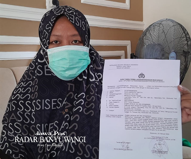 KORBAN ARISAN BODONG: Ricca Mariatul Qibtiya warga Desa Talkandang, Kecamatan/Kota Situbondo, menunjukkan tanda laporan dari SPKT Polres Situbondo, Senin (4/3).