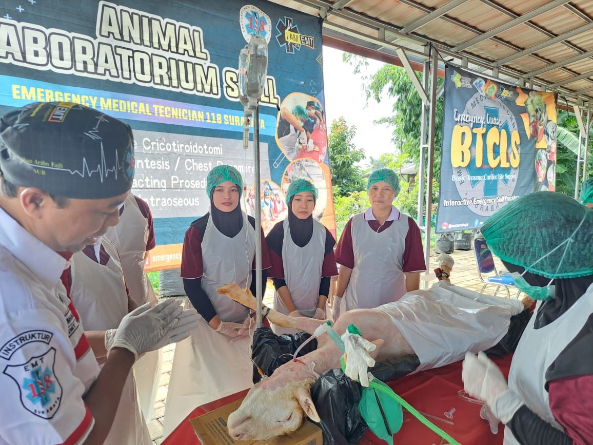 PRAKTEK: Ns Subhan Arifin F. SKep (kiri) menyampaikan materi dalam pelatihan BTCLS di RSUD Genteng pada Sabtu (2/3)