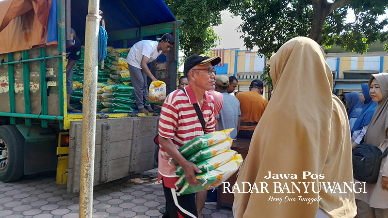 BERAS MURAH: Warga membawa beras SPHP yang di jual di kantor Kelurahan Mimbaan, Kecamatan Panji, Situbondo, Belum lama ini.