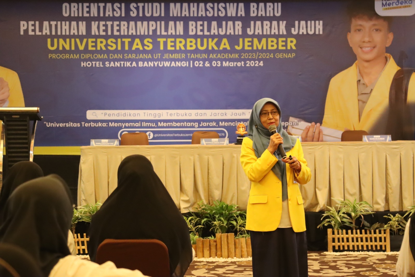 PEMAPARAN : Direktur UT Jember Dra. Barokah Widuroyekti, M.Pd, beri materi selama kegiatan OSMB dan PKBJJ berlangsung.