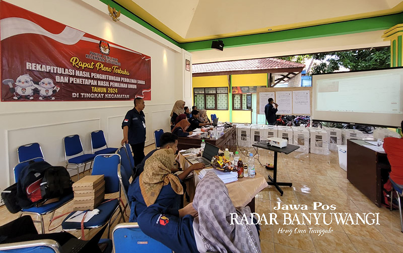 PEMILU: Petugas PPK melakukan sinkronisasi data suara caleg di Kantor Kecamatan Kota Situbondo, beberapa waktu lalu.