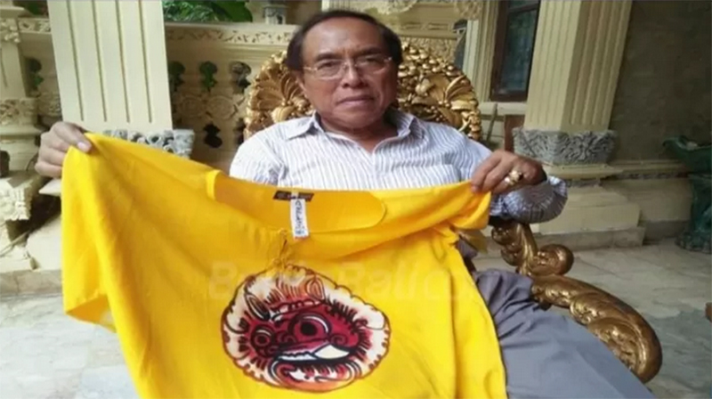KAOS LEGENDA: Pande Ketut Krisna dengan desain barong yang melegenda pada kreasi kaos Bali