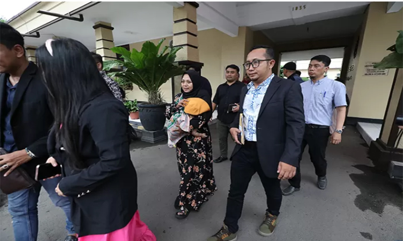 CARI KEADILAN: Sutanti didampingi tim kuasa hukum dari Hotman Paris Hutapea saat berada di Polres Kediri Kota