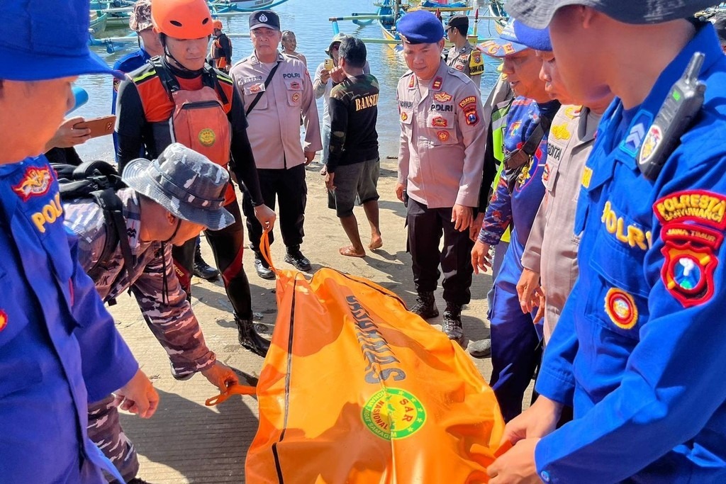 MENINGGAL: Tim SAR mengevakuasi jenazah wisatawan Australia, Gunther Henry Kitzler, yang ditelan ombak saat berselancar di perairan Plawangan, Desa Grajagan, Kecamatan Purwoharjo, Selasa (5/3).