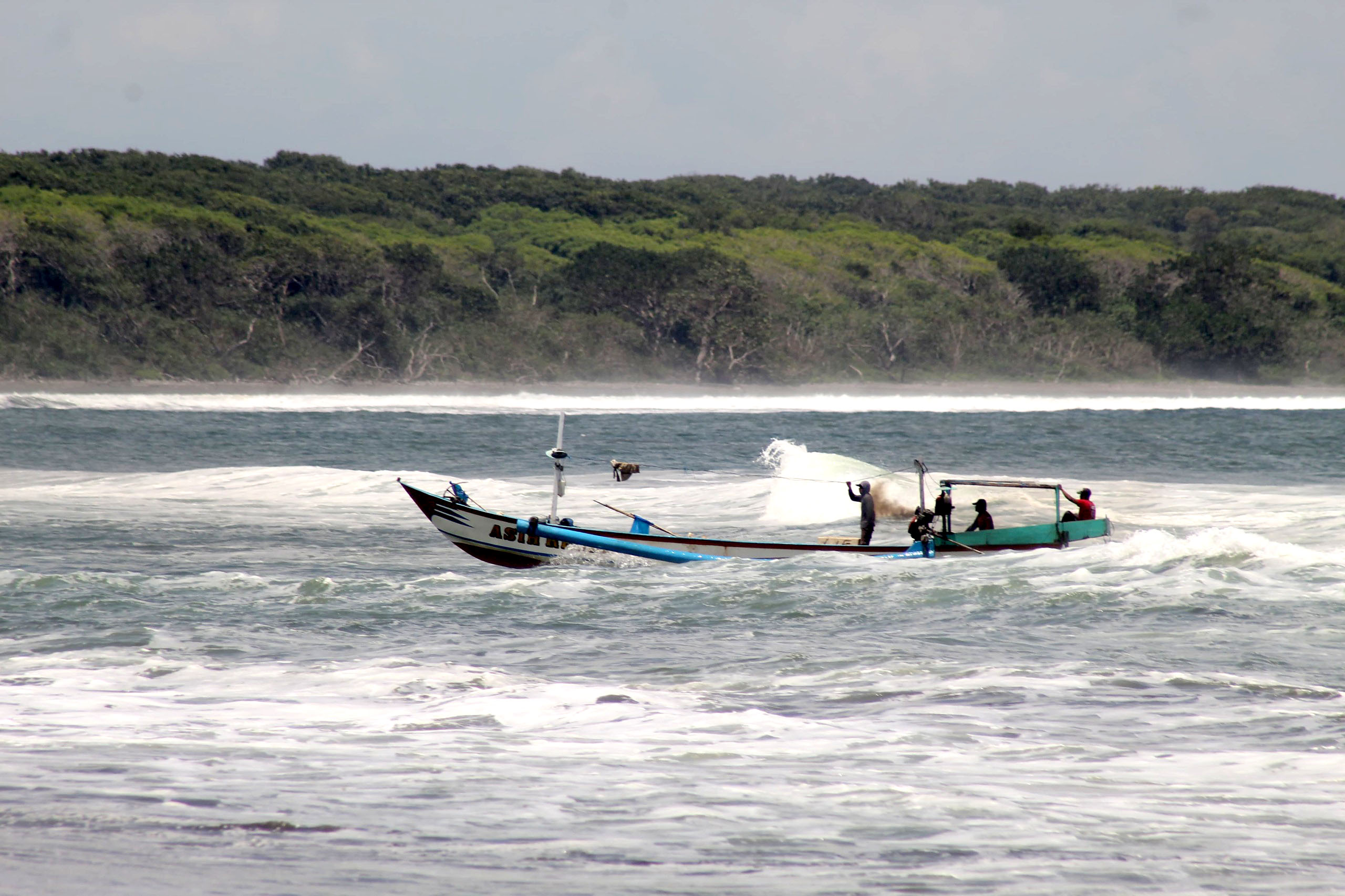 JALUR MAUT: nelayan dengan naik perahu yang baru mencari ikan di tengah laut melintasi Perairan Plawangan, Desa Grajagan, Kecamatan Purwoharjo Selasa (5/3).