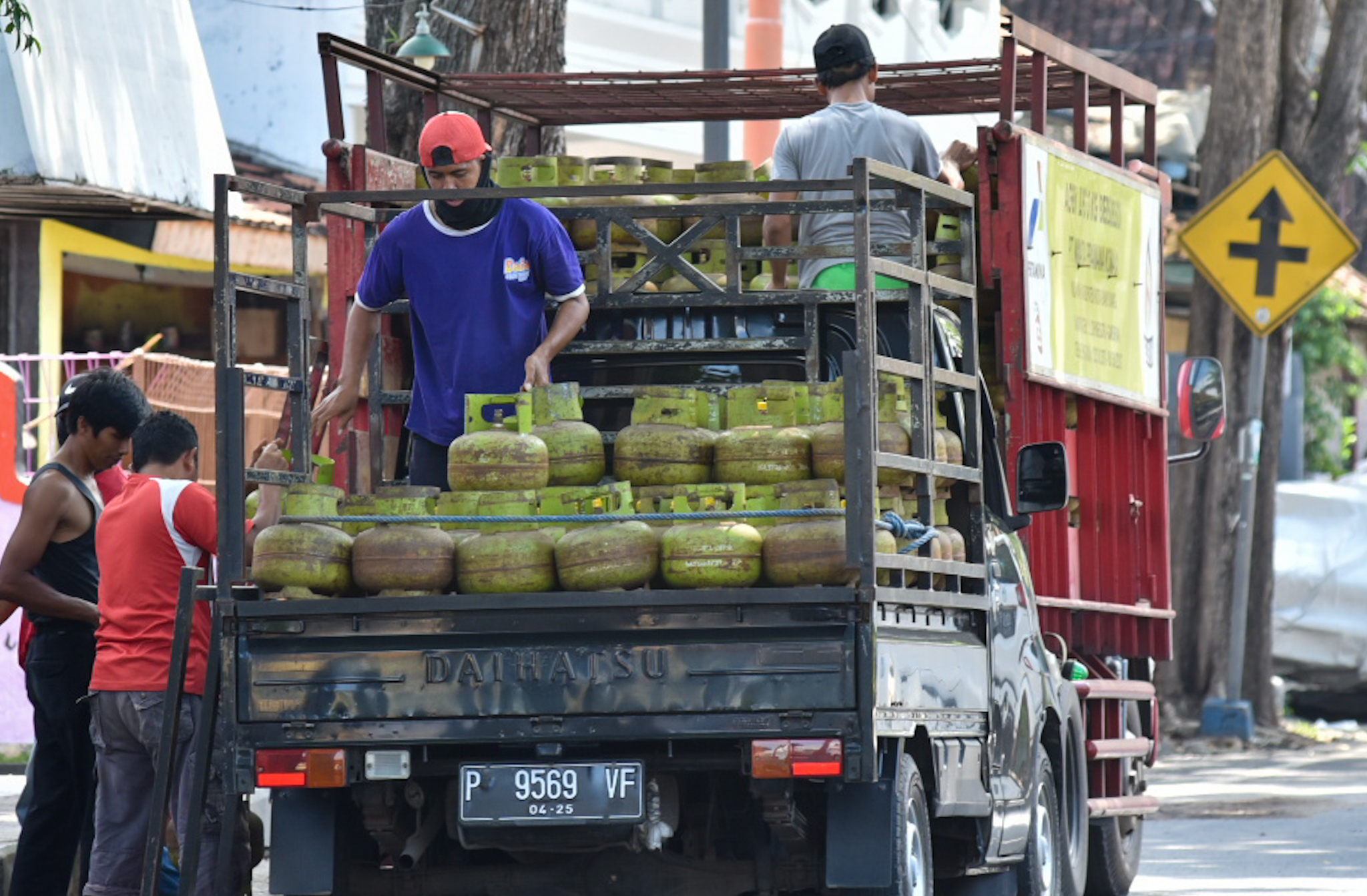 STOK AMAN: Pekerja sedang mengisi tabung elpiji 5 kg di salah satu toko penjualan di Jalan DI Panjaitan Banyuwangi