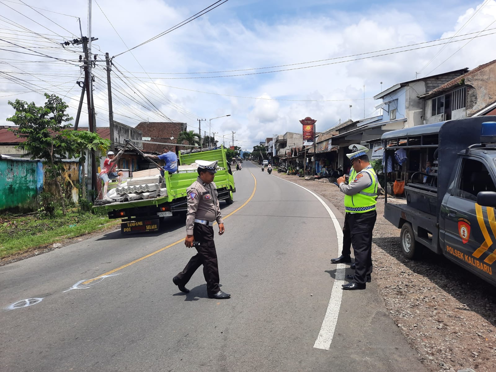 OLAH TKP: Anggota Lantas Polsek Kalibaru mengidentifikasi lokasi kecelakaan di jalan raya Dusun Krajan, Desa Kalibaru Wetan, Kecamatan Kalibaru pada Senin (4/3).